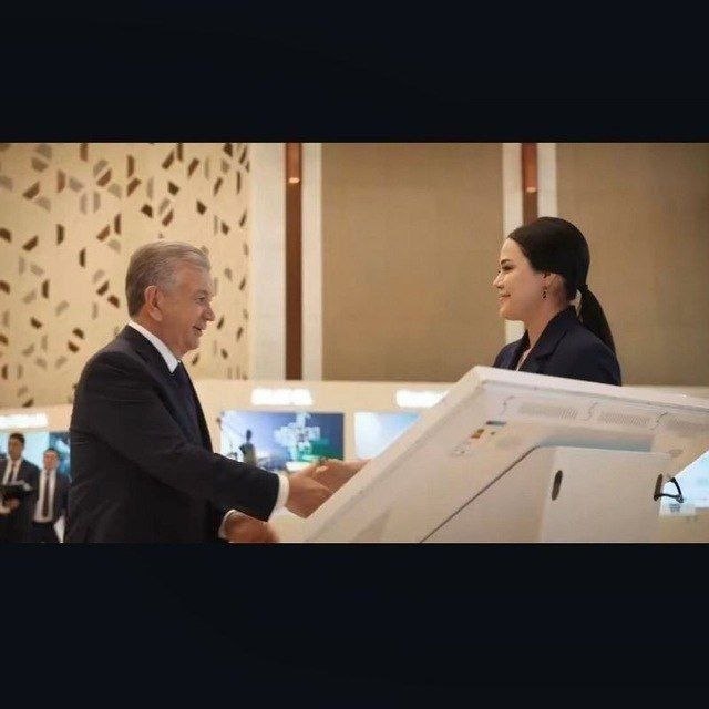 Dr. Lobar Abdullayeva presenting AiScan to President Shavkat Mirziyoyev