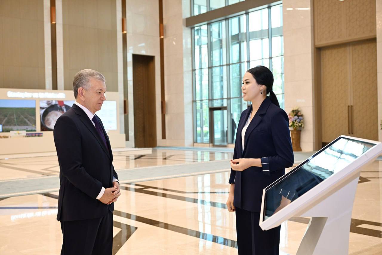 Dr. Lobar Abdullayeva receiving recognition from President Mirziyoyev